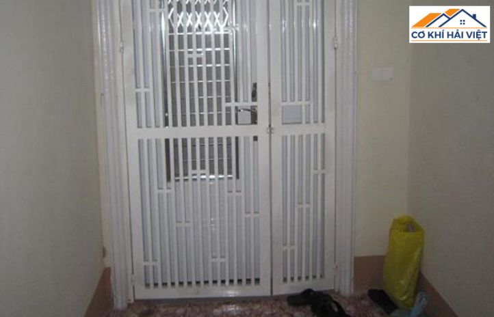 Mẫu cửa sắt hộp nhà chung cư kiểu dáng tối giản, dễ kết hợp nội thất