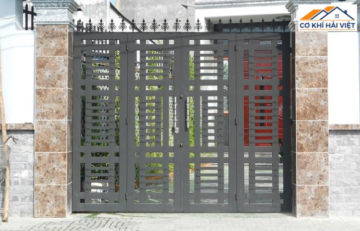 Mẫu cửa sắt kính khung đen đơn giản nhưng sang trọng, phù hợp với nhà phố hẹp ngang