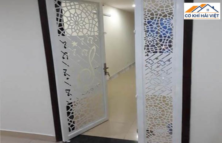 Mẫu cửa sắt nhà chung cư hiện đại với các đường nét gọn gàng