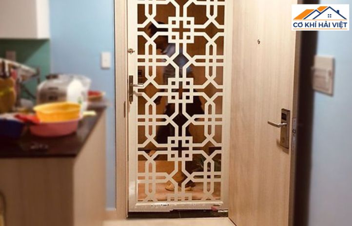 Mẫu cửa sắt nhà chung cư truyền thống