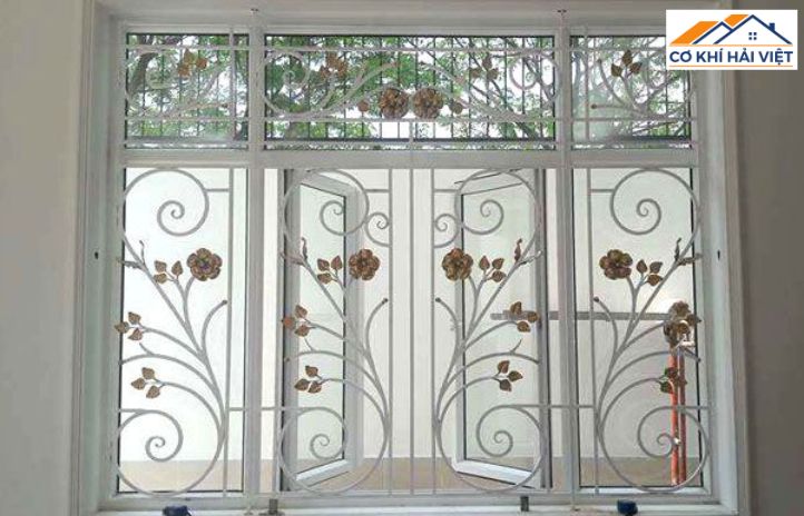 Mẫu song sắt hoa văn uốn cong, vừa chắc chắn vừa đẹp mắt