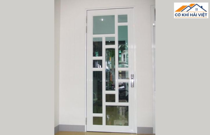 Một số gia đình lựa chọn cửa sắt hộp nhờ khả năng tùy biến linh hoạt