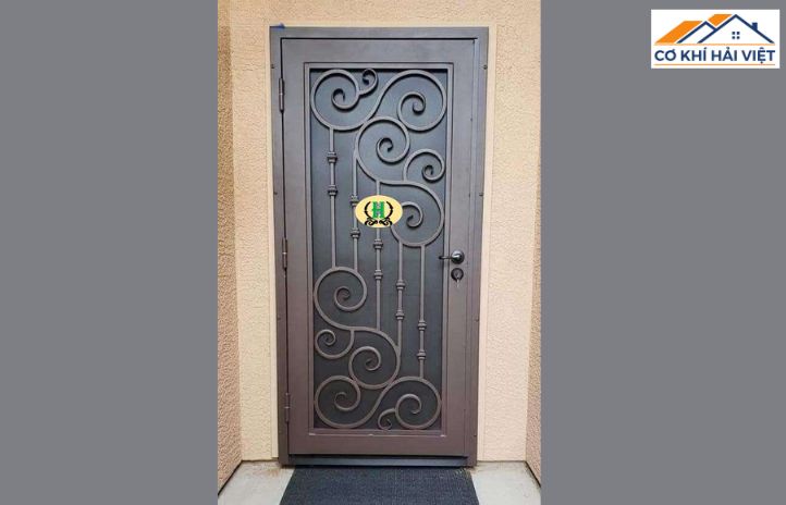 Nếu bạn muốn một phòng ngủ toát lên vẻ đẹp nghệ thuật, cửa sắt hoa văn là lựa chọn lý tưởng