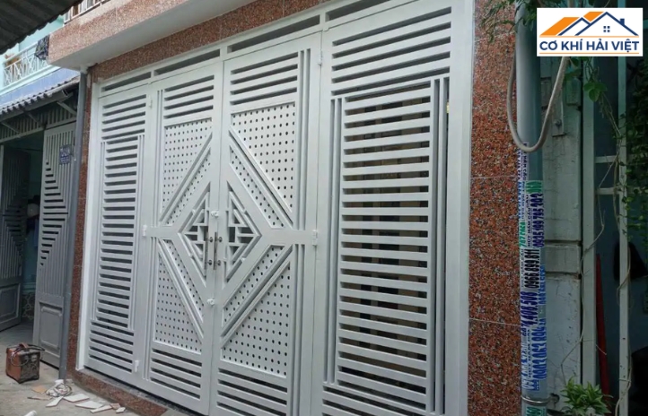 Những ưu điểm nổi bật của cửa sắt nhà phố