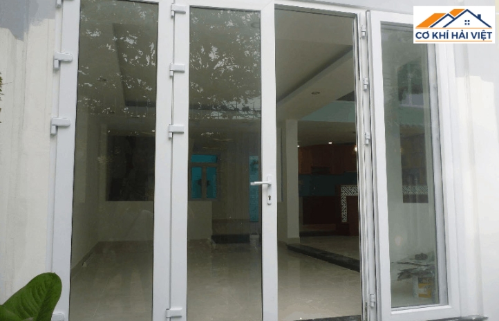 Ưu điểm nổi bật của mẫu cửa sắt 4 cánh kính cường lực