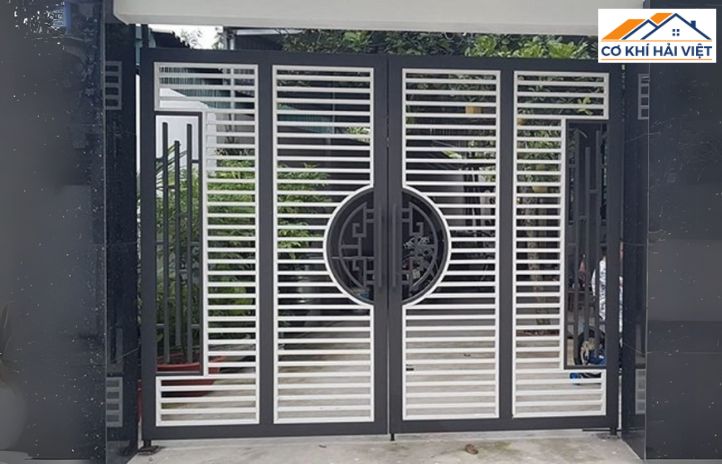 Bề mặt sơn tĩnh điện màu đen mịn của cổng rào sắt hộp đẹp