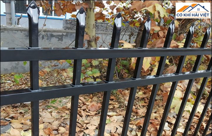 Cận cảnh bề mặt sơn tĩnh điện màu xám trên hàng rào sắt hộp mạ kẽm