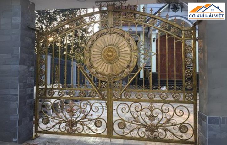 Chi tiết hoa văn nhũ vàng trên mẫu cổng sắt vòm đẹp, mang ý nghĩa phong thủy tài lộc