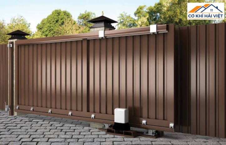 Cổng sắt lùa tự động đang hoạt động với motor và thanh răng gắn trên cổng