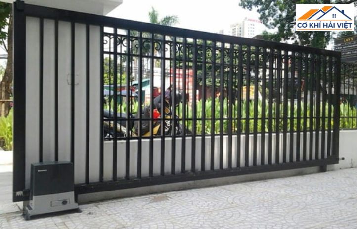 Mẫu cửa cổng sắt lùa đẹp 1 cánh đang trượt gọn gàng dọc theo tường rào