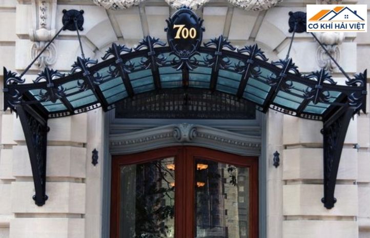 Mái cổng sắt có độ vươn ra che mưa cho người đứng mở cổng