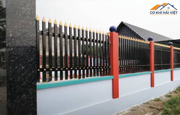 Mẫu cổng rào sắt hộp đẹp đơn giản 2 cánh màu đen cho nhà cấp 4