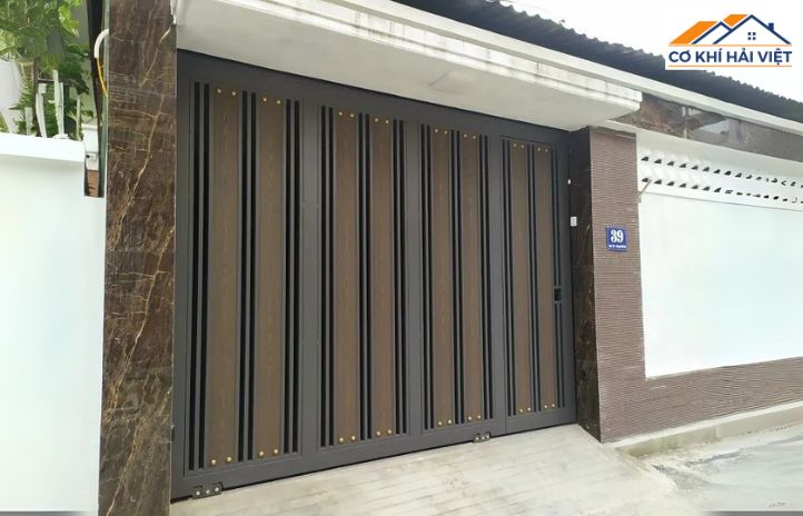 Cổng rào sắt hộp đẹp sơn màu giả gỗ ấm cúng và sang trọng