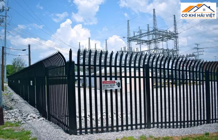 Hàng rào sắt hộp mạ kẽm cao và dài bao quanh một khu công nghiệp