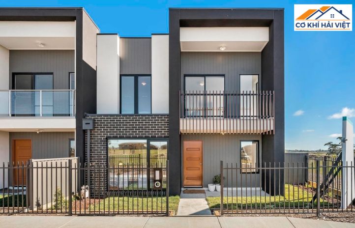 Ứng dụng hàng rào sắt hộp mạ kẽm cho một căn nhà phố hiện đại