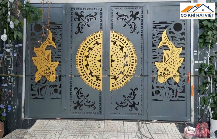 Mẫu cổng sắt sơn tĩnh điện đẹp được cắt CNC họa tiết trống đồng Đông Sơn tinh xảo và độc đáo