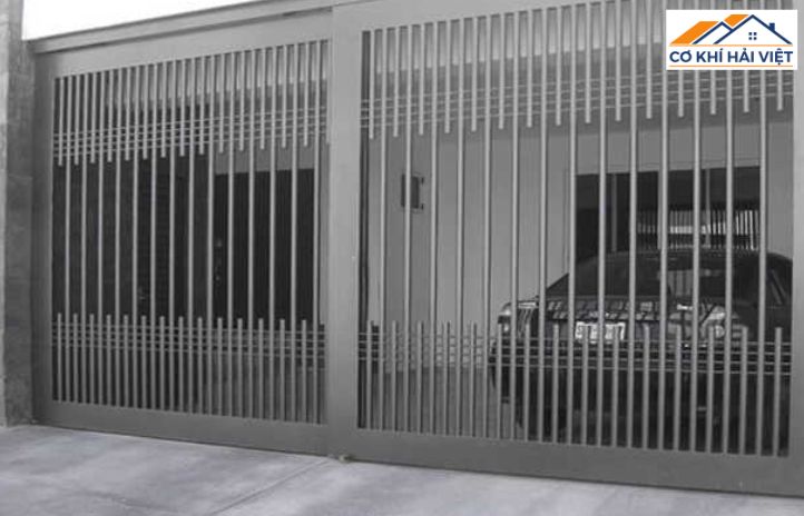 Hình ảnh ô tô đỗ sát ngay sau mẫu cửa cổng sắt lùa đẹp, cho thấy khả năng tiết kiệm diện tích