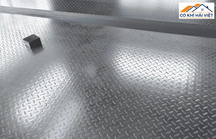 Cận cảnh bề mặt sắt hộp mạ kẽm với hoa văn kẽm đặc trưng, giúp chống gỉ sét