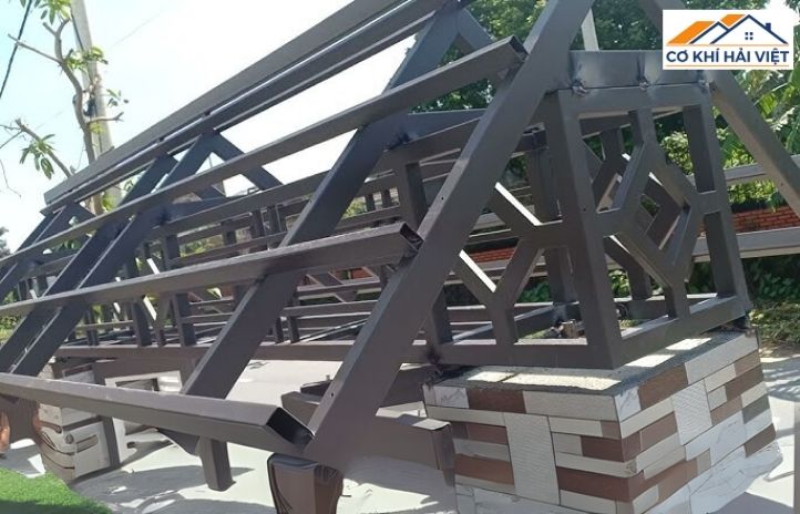 Bề mặt sơn tĩnh điện của mái cổng sắt, chống gỉ sét hiệu quả