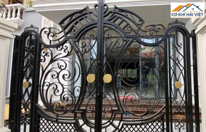 Cận cảnh bề mặt sơn tĩnh điện mịn màng của mẫu cổng sắt vòm đẹp, chống gỉ sét