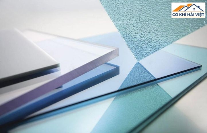 So sánh tấm lợp polycarbonate và kính cường lực cho mái cổng sắt