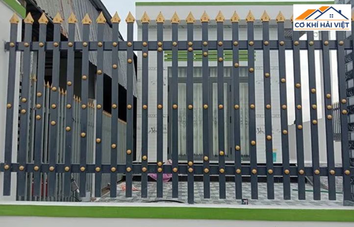 Cận cảnh mối hàn chắc chắn trên khung cổng rào sắt hộp đẹp