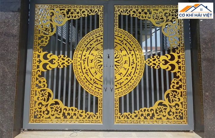 Mẫu cửa cổng sắt lùa đẹp cắt CNC hoa văn cổ điển tinh xảo, sơn màu giả đồng