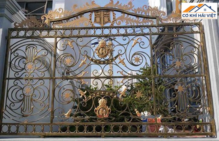 Mẫu hàng rào sắt hộp mạ kẽm đẹp có kết hợp các chi tiết hoa văn sắt uốn trang trí