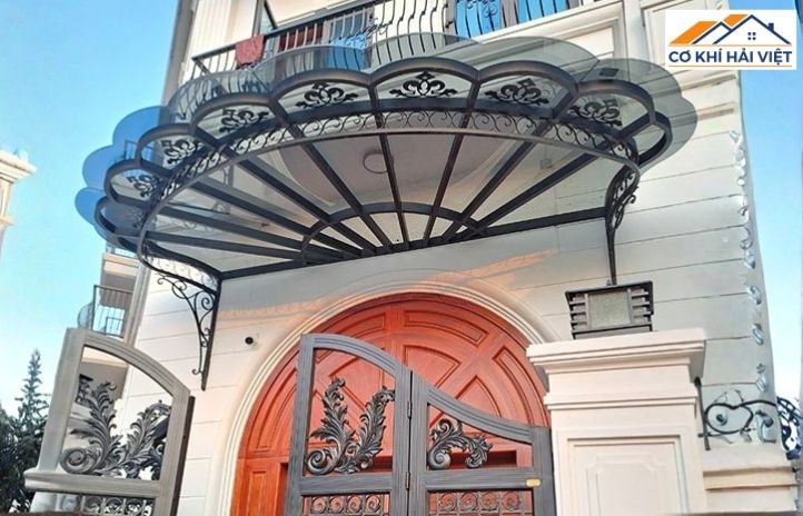 Mái cổng sắt vòm cong nghệ thuật cho cổng biệt thự tân cổ điển