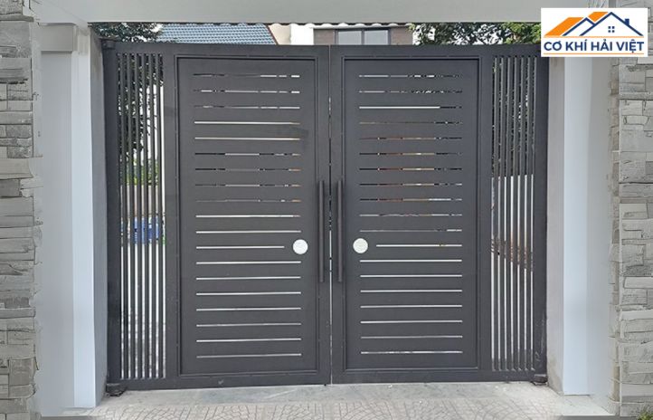 Cổng rào sắt hộp đẹp cổ điển màu đen với hoa văn uốn lượn tinh xảo