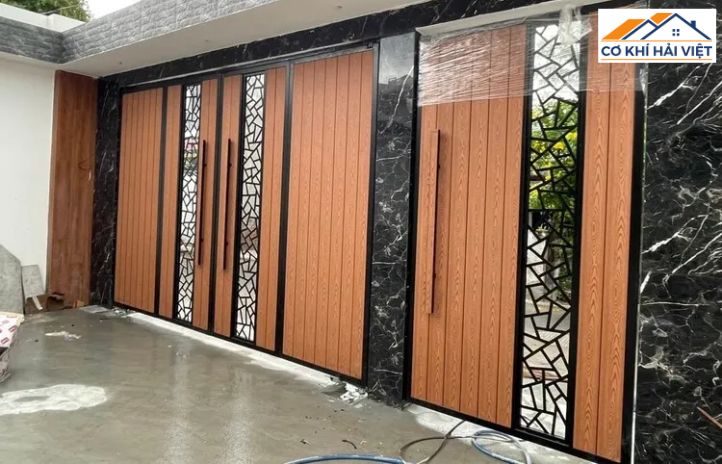 Mẫu cửa cổng sắt lùa đẹp kết hợp ốp gỗ tự nhiên, tăng tính riêng tư
