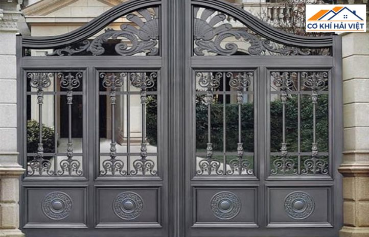 Mẫu cổng sắt vòm đẹp kết hợp gỗ tự nhiên, tăng tính riêng tư và thẩm mỹ