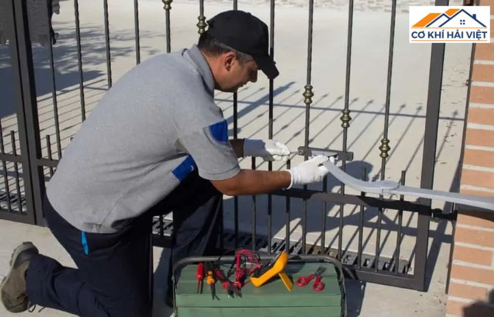 Đội ngũ thợ của Cơ Khí Hải Việt đang thi công lắp đặt hàng rào sắt hộp mạ kẽm