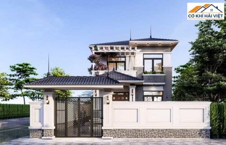 Mái cổng sắt hiện đại hài hòa với kiến trúc nhà phố màu trắng