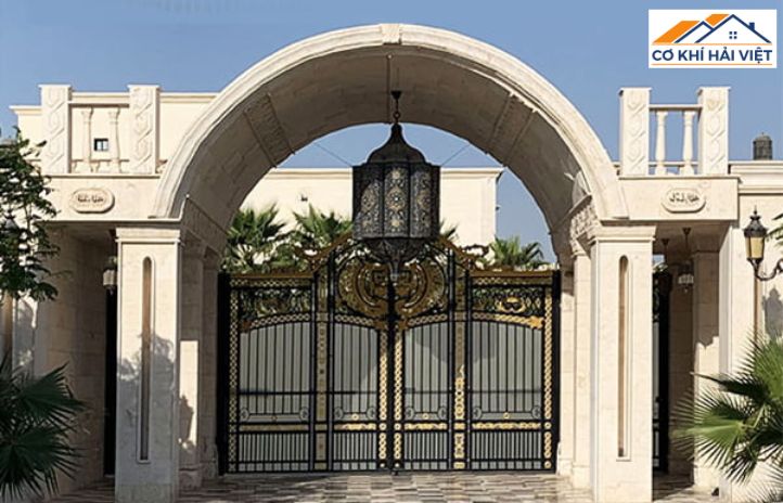 Mẫu cổng sắt vòm đẹp 4 cánh hoành tráng cho biệt thự sân vườn