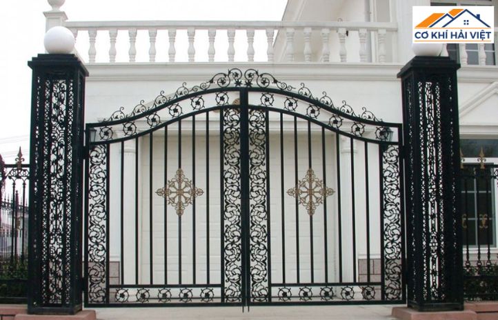 Mẫu cổng sắt vòm đẹp hiện đại, thiết kế đơn giản với các thanh sắt dọc màu xám ghi