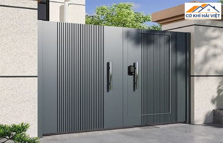 Mẫu cửa cổng sắt lùa đẹp màu xám ghi, thiết kế các thanh sắt hộp ngang đơn giản, hiện đại