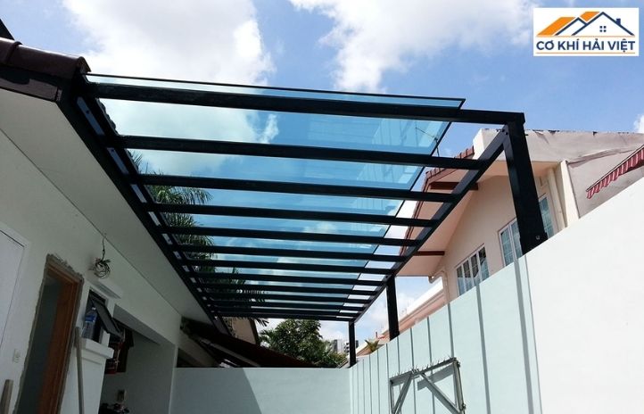 Cận cảnh mái cổng sắt lợp tấm polycarbonate màu trà, bền đẹp