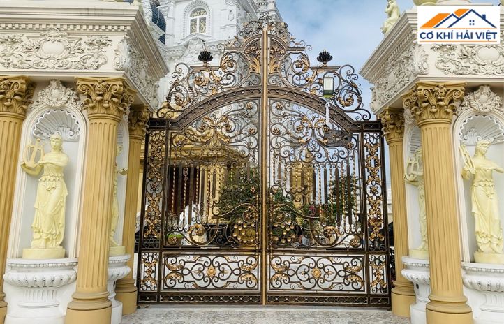 Mẫu cổng sắt vòm đẹp cổ điển với hoa văn rèn thủ công mạ vàng sang trọng
