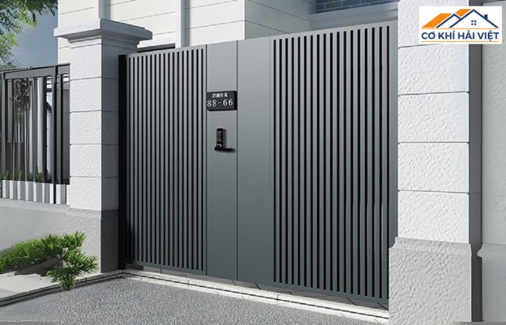 Mẫu cổng rào sắt hộp đẹp hiện đại với các thanh sắt ngang màu xám ghi