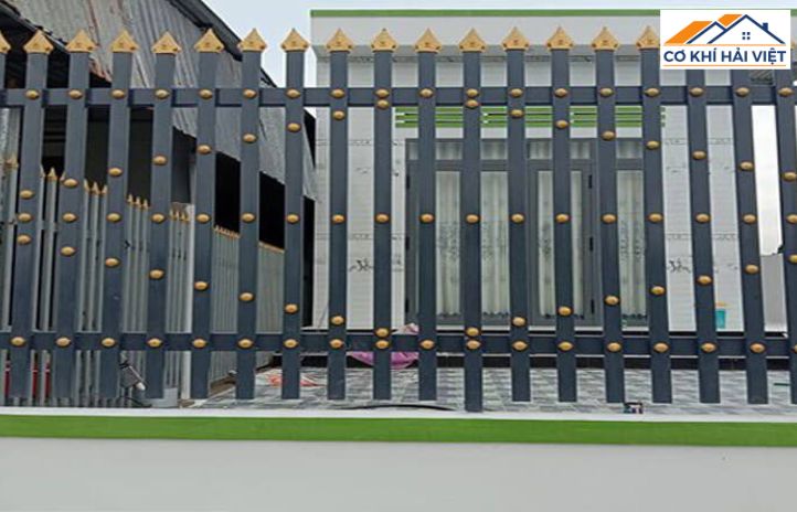 Mẫu hàng rào sắt hộp mạ kẽm đơn giản với các thanh sắt đan dọc, sơn màu đen mờ
