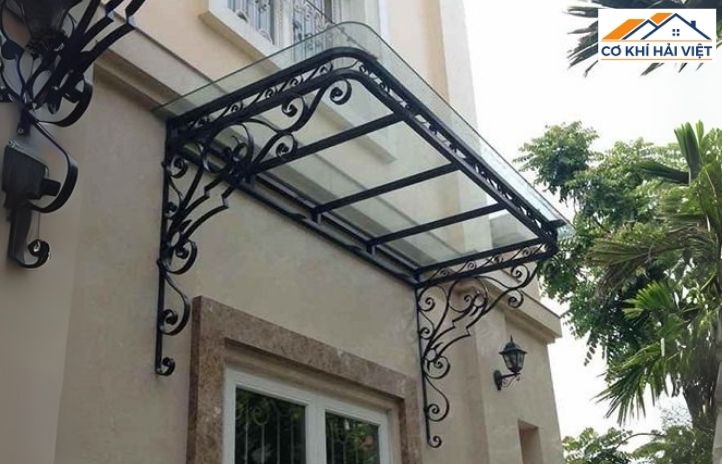 Mái cổng sắt hiện đại lợp kính cường lực trong suốt
