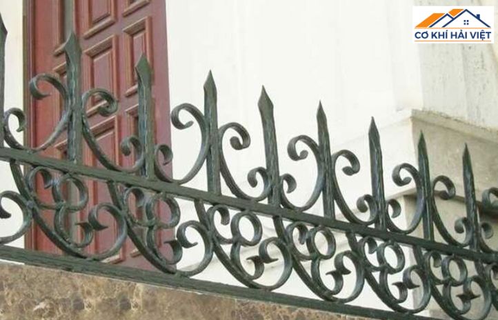 Hàng rào sắt hộp mạ kẽm cao, an toàn có gắn chông chống trộm sắc nhọn ở phía trên