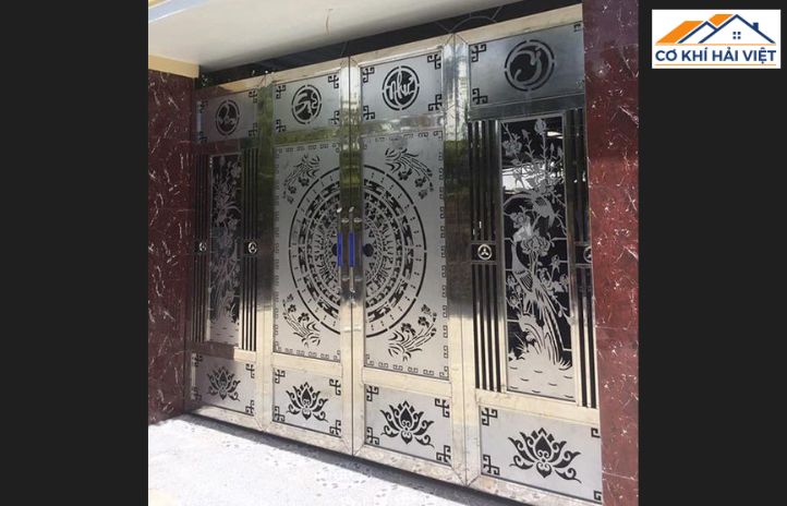 Ảnh cửa inox 4 cánh sơn tĩnh điện gam màu đen nhám, với các đường thẳng gọn gàng, mang lại sự hiện đại và tinh tế cho ngôi nhà