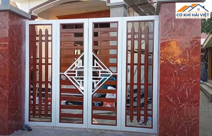 Ảnh cửa inox 4 cánh sơn tĩnh điện kết hợp ốp gỗ, tạo sự hài hòa giữa hiện đại và truyền thống