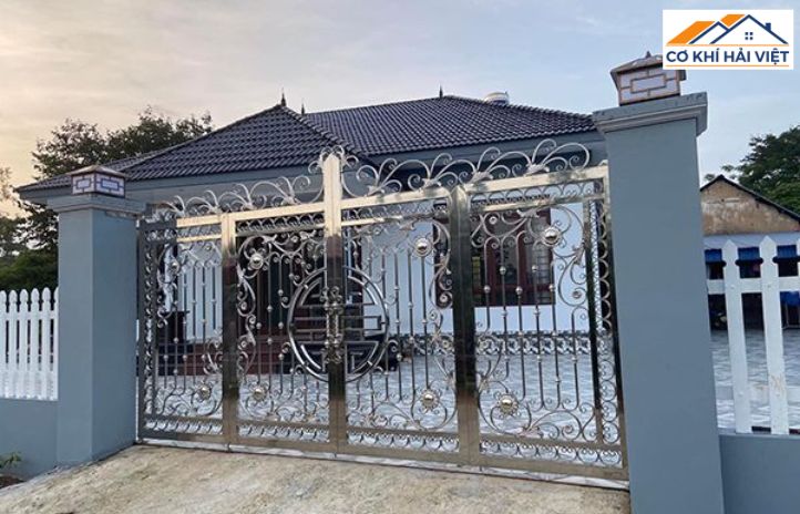 Ảnh cửa inox 4 cánh sơn tĩnh điện khắc hoa văn tinh tế, tạo điểm nhấn nhẹ nhàng mà vẫn sang trọng