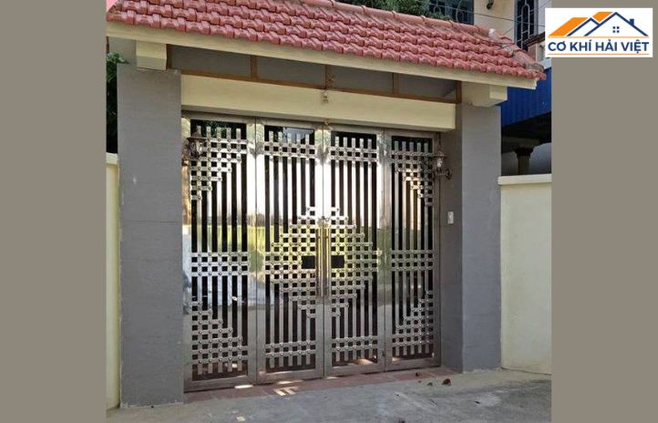 Ảnh cửa inox 4 cánh sơn tĩnh điện màu sáng, đường nét tối giản, mang phong cách kiến trúc châu Âu trẻ trung