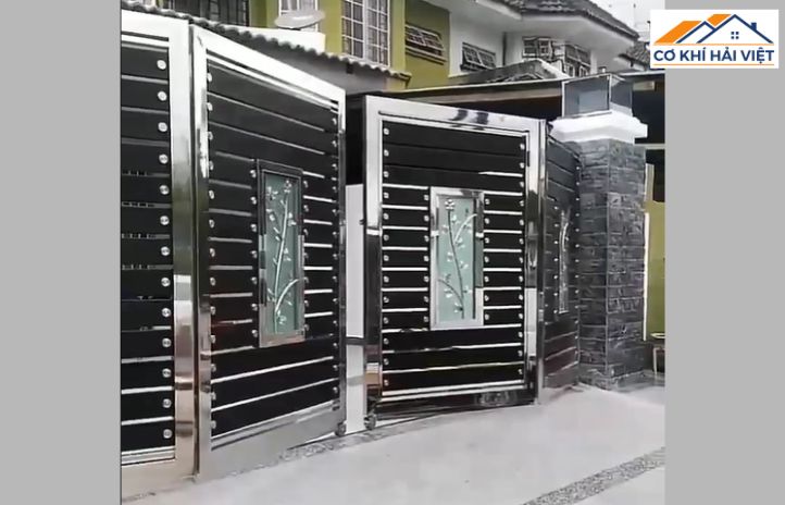 Ảnh cửa inox 4 cánh sơn tĩnh điện với hoa văn Tùng – Cúc – Trúc – Mai, thích hợp cho không gian sang trọng