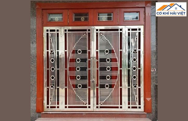 Ảnh cửa inox 4 cánh sơn tĩnh điện với thanh ngang song song, giúp tạo sự thông thoáng và phong cách trẻ trung