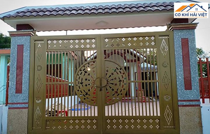 Ánh sáng xuyên qua hoa văn tạo cảm giác thoáng đãng, nghệ thuật